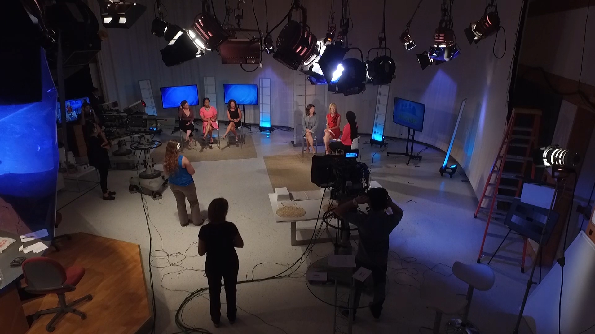 Image - TWNE - Full set with guest.jpg