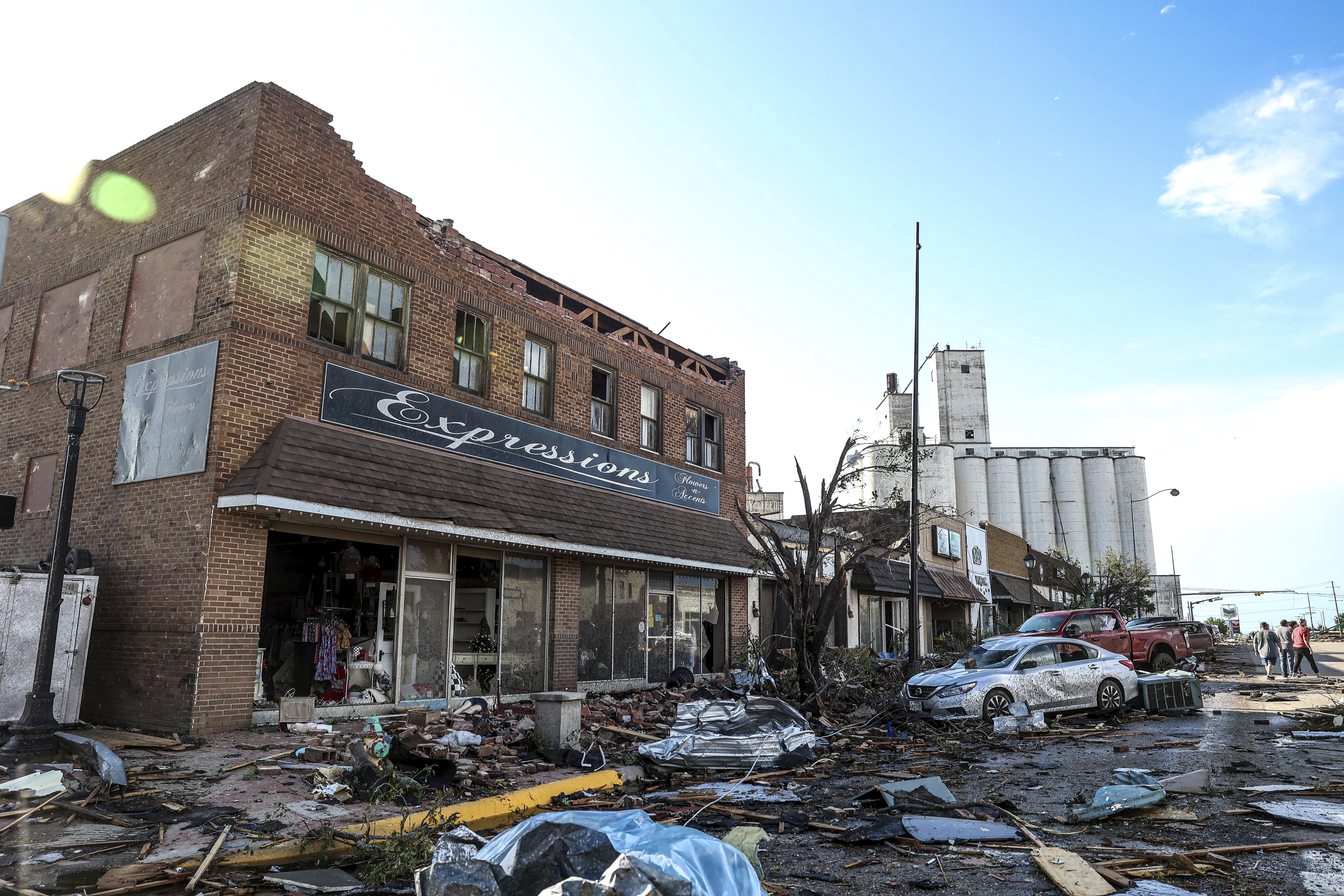 Cleanup begins after tornadoes hit in Texas and Florida, killing 4 and ...
