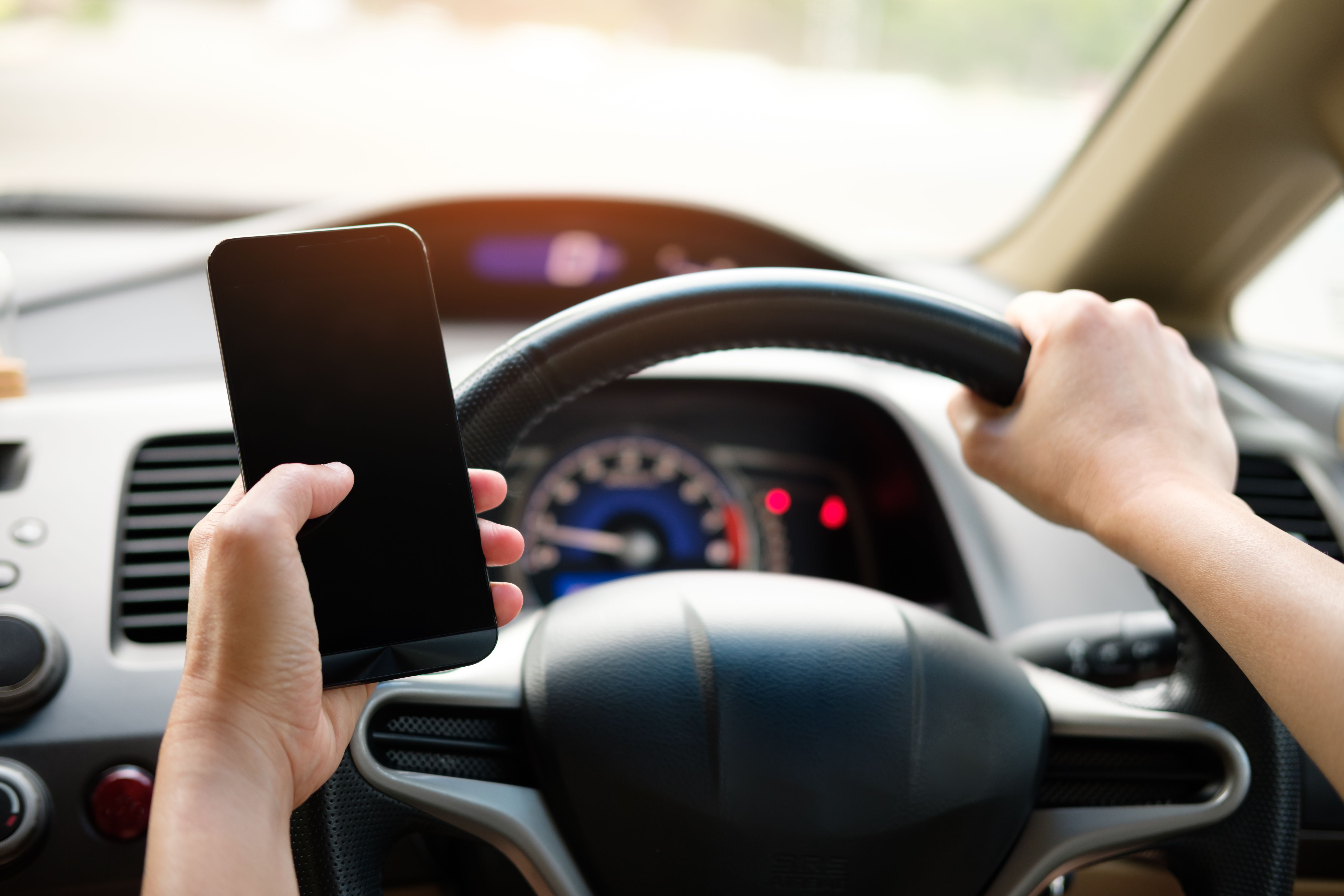 AAA Urges Mississippi Lawmakers to Implement Hands-Free Driving Law