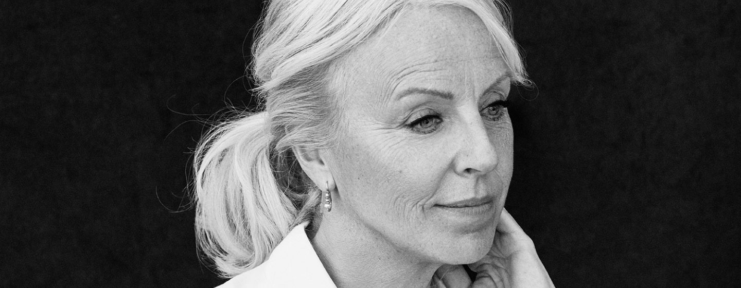 Internationally acclaimed mezzo-soprano Anne Sofie von Otter posing in a black and white photo.